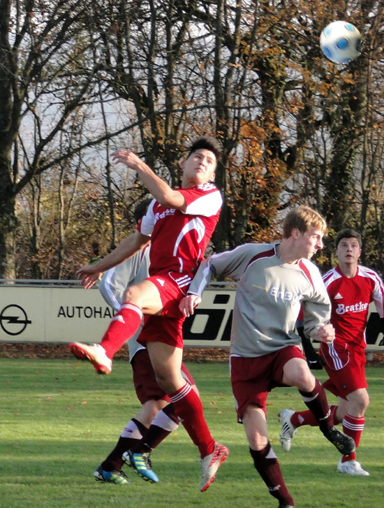Michael Ströbel im Kopfballduell (rotes Trikot), beobachtet von Daniel Pareo. Das Spiel gegen den DTV Diespeck wurde mit 1:0 gewonnen.