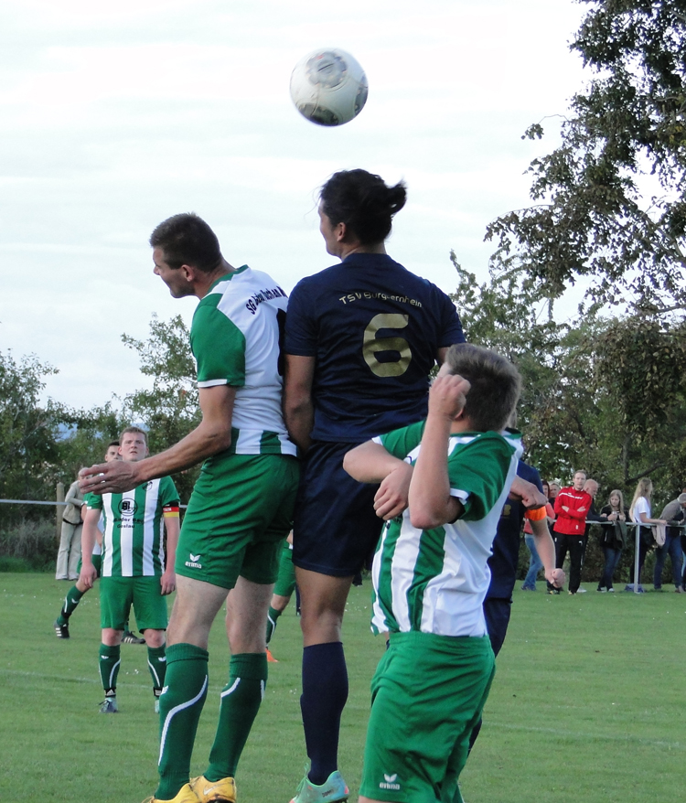 In einer ähnlichen Situation köpfte Michael Ströbel in der 1. Halbzeit das 1:0 (27. Min.) gegen die TSG Geslau - Buch a.W.. Endstand 2:0 für den TSV.