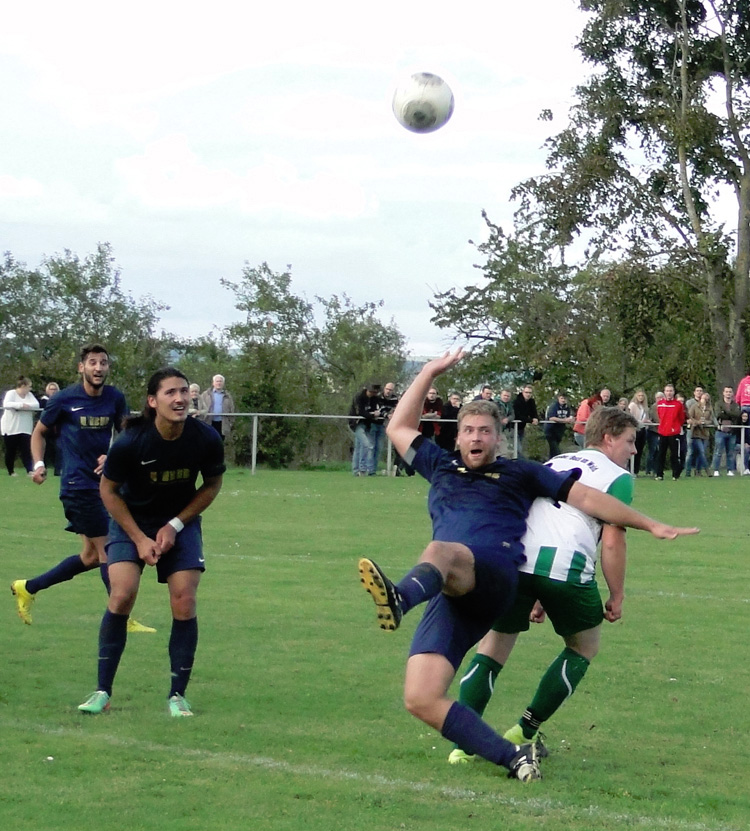  Serdar Yagci und Michael Ströbel beobachten im Strafraum der Gäste wie Martin Oppelt hart bedrängt wird. Am Ende stand ein 2:0 Sieg.