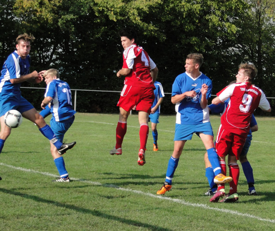Nach einer Ecke köpft Michael Ströbel (Nr.4) das 1:0 gegen Ergersheim. Das Spiel wurde mit 3:0 gewonnen.