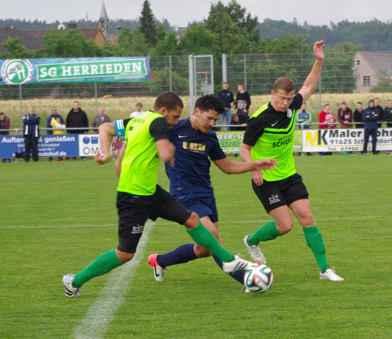  Michael Ströbel setzt sich gegen zwei Spieler aus Herrieden durch. Das Relegationspiel gegen die SG Herrieden II  wurde mit 3:0 gewonnen. (Bild : Schuster)