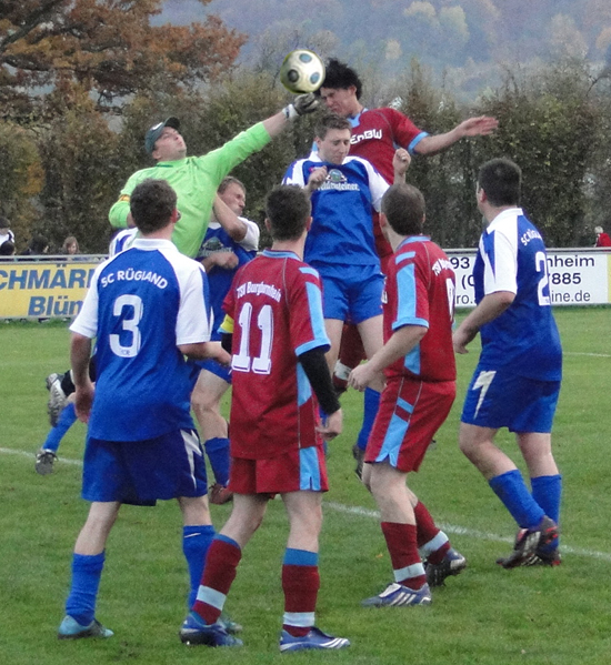 Gefahr fast nur nach Standards vor dem Rügländer Tor. Hier überspringt Michael Ströbel nach einer Ecke die Rügländer Abwehr (blaue Trikots), einschließlichTorhüter, sein Kopfball findet aber leider nicht den Weg ins Tor. Dafür besiegelte er mit einem Eigentor die 0:1- Niederlage.
