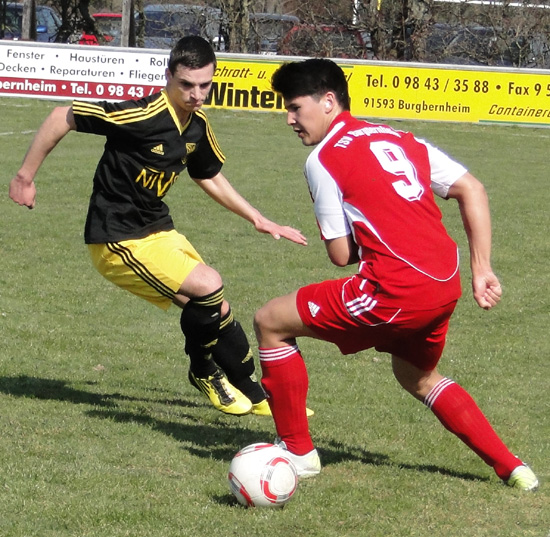 Michael Ströbel lässt einen Losauracher ausssteigen, das Spiel ging aber 1:3 verloren.