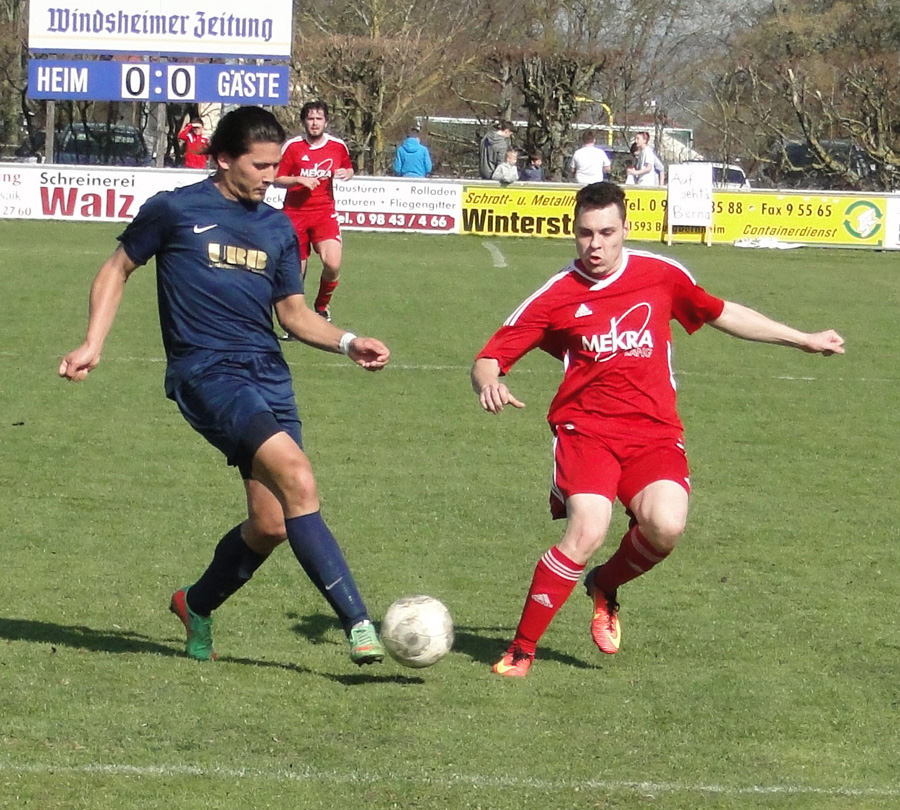 Michael Ströbel schneller am Ball. Am Ende stand ein 3:2-Sieg gegen Ergersheim.