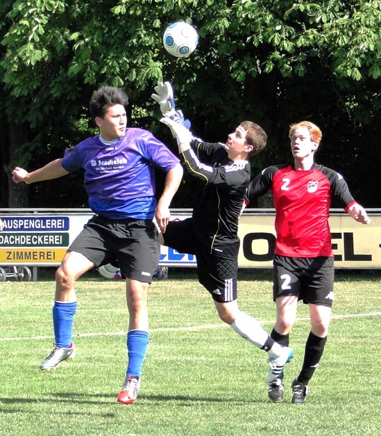 Eine der wenigen Szenen im Langenfelder Strafraum. Michael Ströbel (blaues Trikot) kann das Duell nicht für sich entscheiden. Das Spiel ging 0:4 verloren.