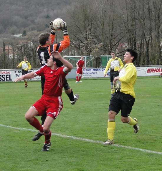 Michael Ströbel bestaunt Torwart Tilman Gampe, der den Ball sicher abfängt. Das Spiel gegen Langenfeld wurde mit 3:1 gewonnen.