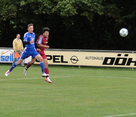 Michael Ströbel (rotes Trikot) hat soeben in der 2. Minute zum 1:0 abgezogen. TSV Burgberheim - SpFr Laubendorf 3:2.