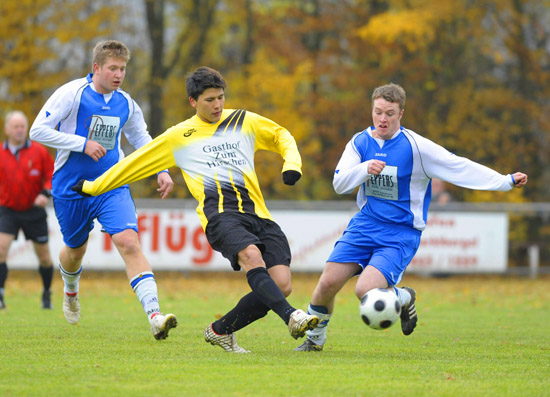 Michael Ströbel (gelbes Trikot) setzt sich gegen 2 Gegner durch. Das Spiel gegen Hagenbüch ging aber mit 1:2 verloren.