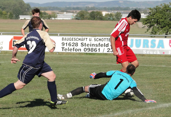 Michael Ströbel hat hier schon den Torhüter ausgespielt, lupft den Ball aber dann noch über die Latte. Am Ende stand ein 1:4-Sieg in Gallmersgarten.